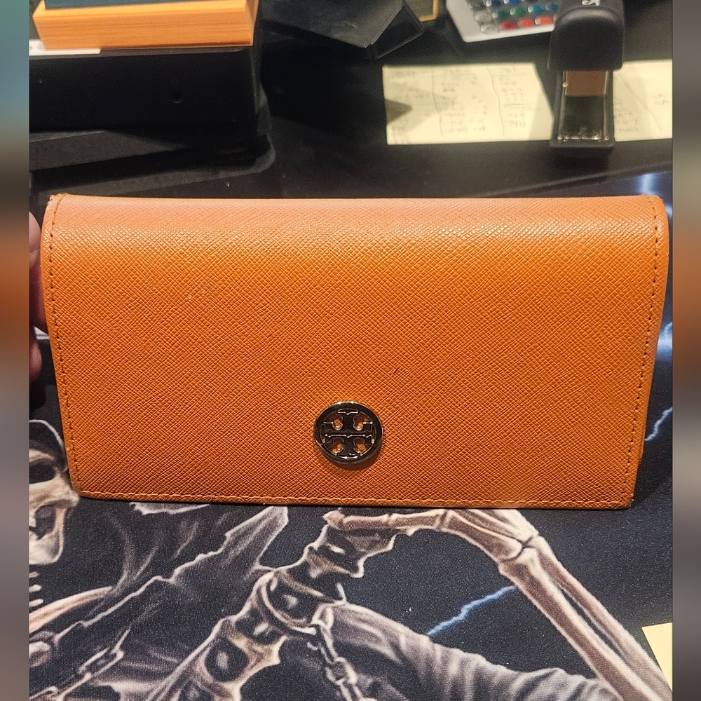 Used in good condition Tori Burch Glasses Case